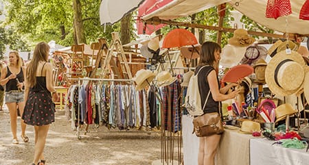 femme marché aux puces