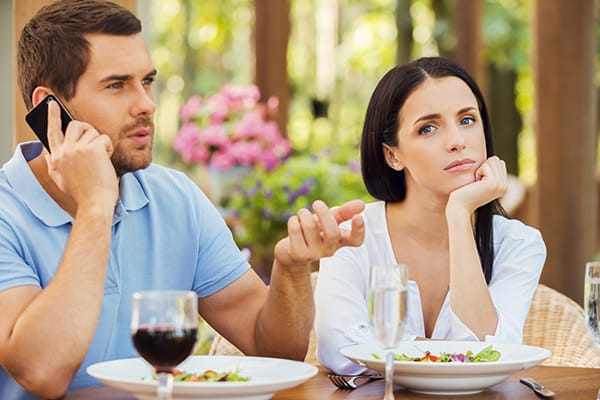 homme parle avec autre femme