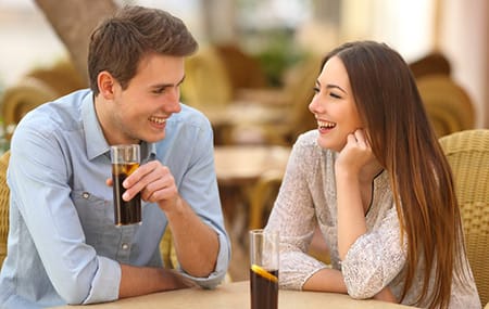 homme souriant séduction