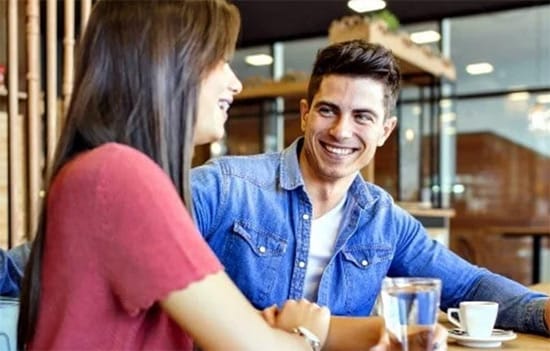 sourire premier rendez-vous Tinder